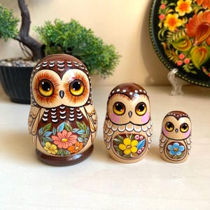 Eulen Holzpuppe 3 Stück, handgefertigte Stapelpuppe, personalisiertes Geburtstagsgeschenk, Baby-Eulen-Dekor, Ukrainischer Künstler, Kunstsammlung
