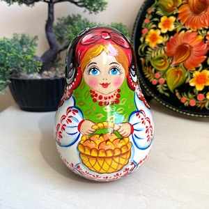 Roly Poly Musical Wooden Doll 5,2” Girl with Apple, Ukraine style Petrykivka Musical Wooden Tumbling Doll Christmas Toddler Personalised Toy