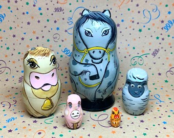 Conjunto de 5 Matryoshkas de Animais de Fazenda em Madeira Pintadas à Mão: Cavalo, Vaca, Ovelha, Porco e Galinha.