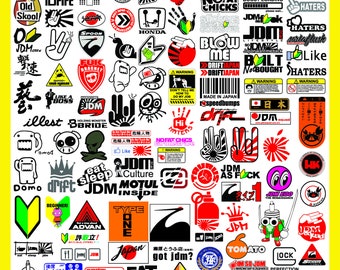 Könnte beinhalten: Eine Sammlung bunter JDM-Autoaufkleber mit japanischen Schriftzeichen, Logos und Sätzen. Die Aufkleber sind in einem Raster auf weißem Hintergrund angeordnet. Einige der Aufkleber beinhalten "JDM", "Drift", "Eat Sleep JDM", "No Fat Chicks", "Like a Boss", "Blow Me", "Built Not Bought" und "JDM Culture".