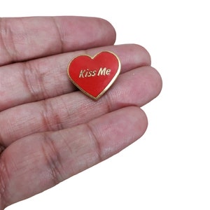 Vintage oro tonizado rojo esmalte corazón en forma de pin "Kiss Me"
