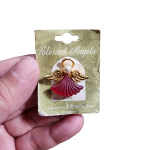 Pin de rubí de julio de ángel de perla en tono dorado de Roman, Inc vintage