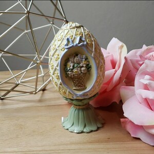 Vintage Avon Seasons Treasures Collection Floral Bouquet Egg