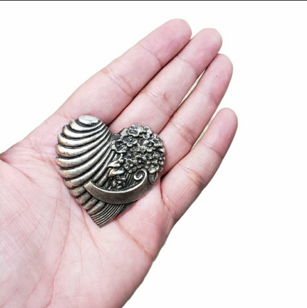 coeur d’argent vintage avec couverture de bouton de fleurs