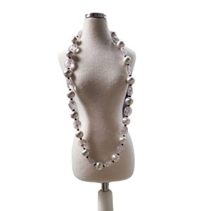 Conjunto de joias com contas roxas claras em tons de prata vintage