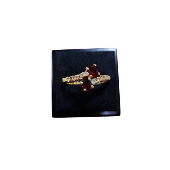Size 9.5 Vintage Gold Toned Ruby Bling Ring - image 1