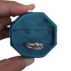 Anillo talla 5 con diseño de hojas en tono plateado