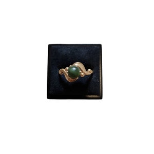 Size 8.25 Vintage Gold Toned Jade Green Ball Gem Ring