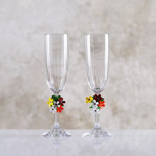 Flûtes à champagne colorées faites à la main, verres à champagne bride & Groom, verres de fête de mariage floraux, verres de célébration à décor de marguerite,