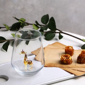 Drinking glass cup with giraffe figure, animal cup, table decor, giraffe mug, stemless wine, glassware, water cup, cute glass mug, juice cup