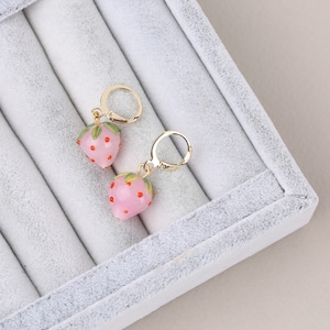 Murano glass strawberry earrings, fruit lampwork jewelry, dainty dangle beaded earring, food earring, barbie pink earring, boho, botanical