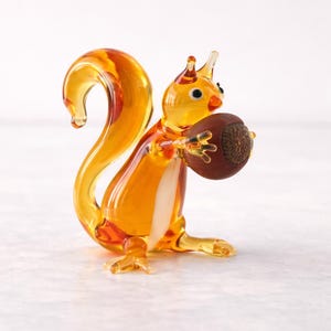 Glas Eichhörnchen Figur, Eichhörnchen mit Nuss, Murano Glas Tiere, mundgeblasenes Glas, kleines Glas Tier, Kunst Glasskulptur, Miniatur Eichhörnchen