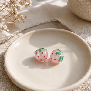 Cuenta de fresa rosa de cristal de Murano, dije de baya de vidrio soplado, cuenta de fruta hecha a mano, suministros de joyería cottagecore, dije de comida kawaii, cuenta vegana