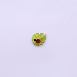 Nyckelpigabladsglaspärla, Murano-stil lampworkpärla, handgjord naturberlock, röd nyckelpiga grön bladpärla, söt vårsmyckestillverkning Light Green