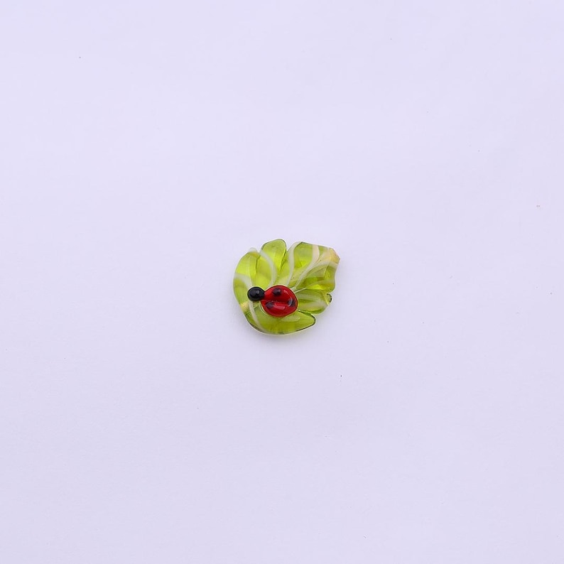 Nyckelpigabladsglaspärla, Murano-stil lampworkpärla, handgjord naturberlock, röd nyckelpiga grön bladpärla, söt vårsmyckestillverkning Light Green