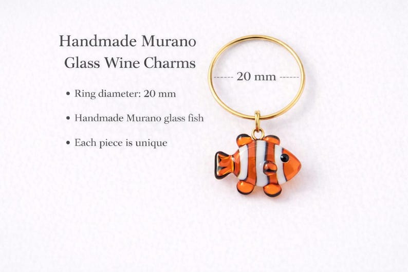 K&ouml;nnte beinhalten: Handgefertigter Murano-Glas-Wein-Charm mit einem Clownfisch-Design. Der goldfarbene Ring hat einen Durchmesser von 20 mm. Der Fisch ist orange, wei&szlig; und schwarz. Jedes St&uuml;ck ist einzigartig. Der Text lautet "Handmade Murano Glass Wine Charms".