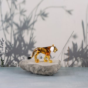 Art Glass Tiger Figurine, Lampwork tiger sculpture, miniature tiger, hand blown wild animal, collectible desk ornament, murano, gift for dad image 3