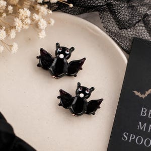 Muranoglas zwarte vleermuis kraal, gotische halloween-bedel, vliegende vleermuis lampwork kraal, Dark Academia Jewelry Supply, spookachtige DIY-oorbel bedel