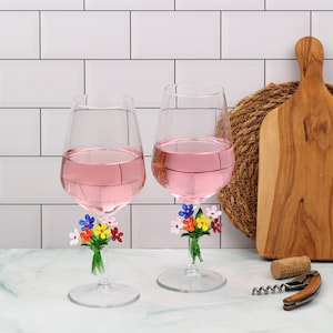Daisy decor wine glass, celebration glass, Floral wedding party glasses, glasware, table decor, Bride & Groom wine glass, daisy flower gift