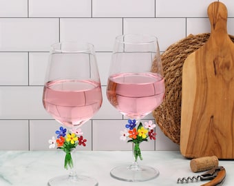 Bicchiere da vino con decorazioni a margherita, bicchiere da celebrazione, bicchieri per feste di nozze floreali, bicchieri, decorazioni da tavola, bicchiere da vino per la sposa e lo sposo, regalo di fiori di margherita