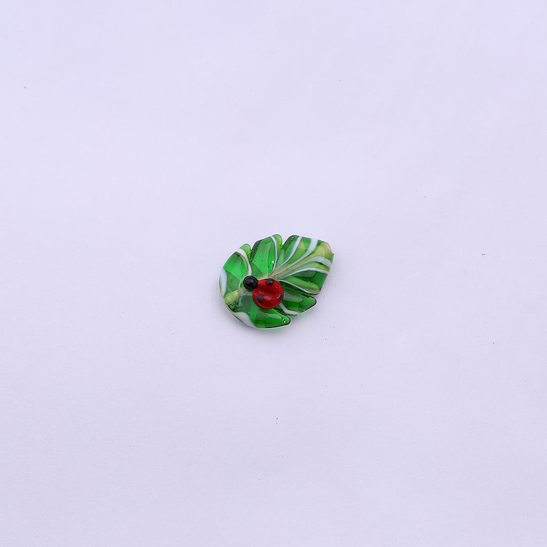 Nyckelpigabladsglaspärla, Murano-stil lampworkpärla, handgjord naturberlock, röd nyckelpiga grön bladpärla, söt vårsmyckestillverkning Dark Green