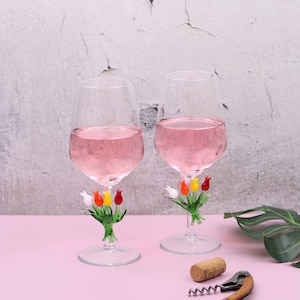 Tulip decor wine glass, celebration glass, Floral wedding party glasses, glasware, table decor, Bride & Groom wine glass, daisy flower gift