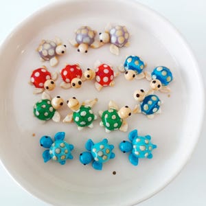 Lampwork havssköldpadda pärla, Murano-glas havsdjursberlock, handgjord kustsköldpadda pärla, marint liv smyckesleverans, strandsmyckenstillverkning