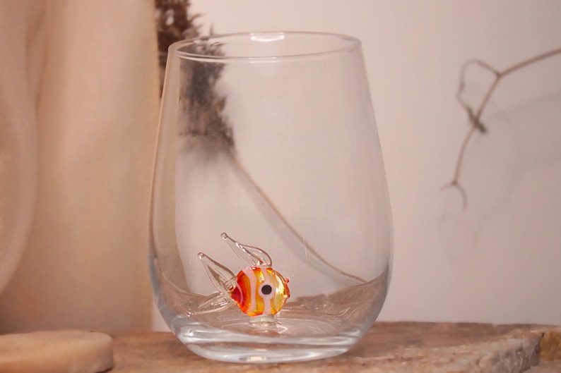 Cute drink glass with fish figurine, fish mug, water glass, tumbler, fish cup, stemless wine, glassware, drinkware, table decor, home bar zdjęcie 8