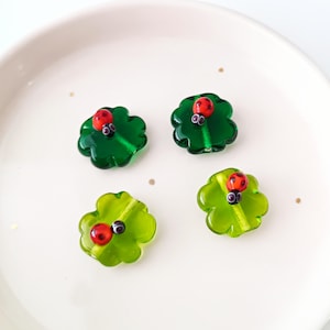 Lucky Clover Nyckelpiga Glaspärla, Handgjord Murano Lampwork Shamrock Berlock, Grön Fyrklöver Hänge, Söta Trädgårdssmycken
