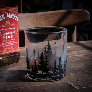 Forest Decor Whiskyglas, nebliges schottisches Glas, naturbezogenes Becherglas, Kiefernwaldgesteinsglas, altmodisches, graviertes Bourbonglas,