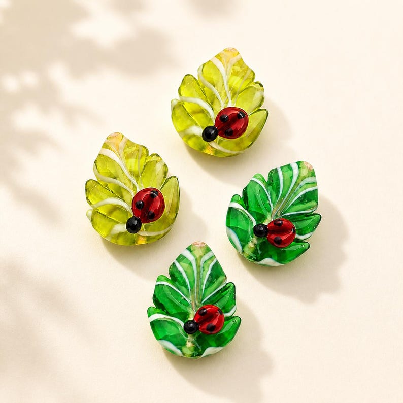 Nyckelpigabladsglaspärla, Murano-stil lampworkpärla, handgjord naturberlock, röd nyckelpiga grön bladpärla, söt vårsmyckestillverkning bild 3