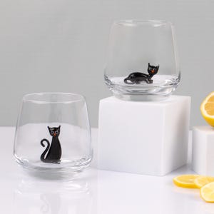 ガラス猫の入った飲み物用グラス、黒猫のガラスカップ、ウォーターカップ、ペット用マグカップ、面白い猫用マグカップ、手作りガラス製品、猫好きの方へのプレゼントに最適