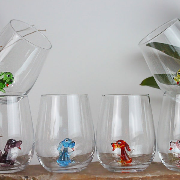 Niedlicher Glasbecher mit Glashund, Hundeglasbecher, Wasserbecher, Trinkglas, handgefertigtes Glas, Glasgeschirr, Urlaubsgläser, handgefertigter Hund