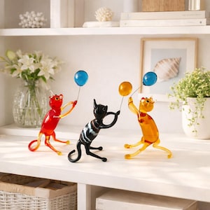 Art glass cat with balloon, cat lover gift, home decor, Murano Glass cat, blown glass cat, glass miniature animal, cat ornament, desk animal