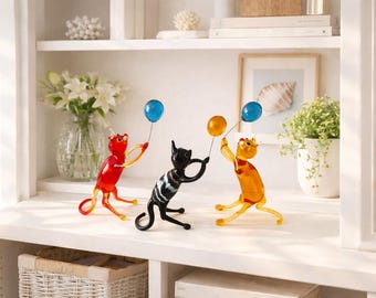 Art glass cat with balloon, cat lover gift, home decor, Murano Glass cat, blown glass cat, glass miniature animal, cat ornament, desk animal