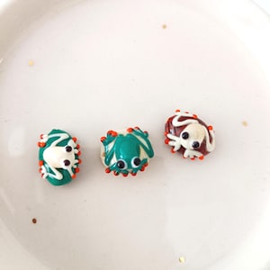 Frosch Spacer Perle, Muranoglas Perle, Lampwork Ohrring Zubehör, Frosch Armband Charm, DIY Schmuckherstellung, grüne Tier Perle, gebohrter Charm