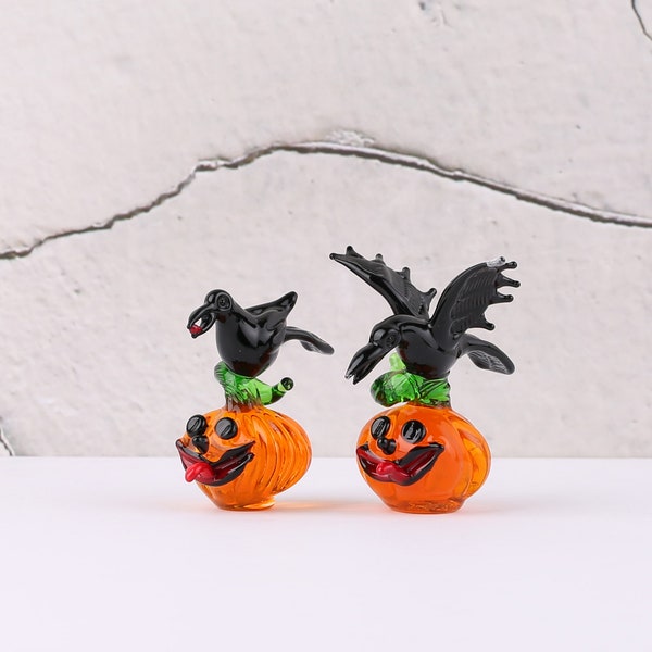 Glass halloween crow figurine, spooky pumpkin, lampwork mini pumpkin, fall decor table, autumn aesthetic, raven bird sculpture, gothic gift