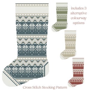 Op de afbeelding: Een kruissteekpatroon van een kerstsok met een grote blauw-witte sok met geometrische sneeuwvlok- en chevronpatronen. De afbeelding bevat drie kleinere alternatieve kleuropties in groen, beige en rood, met de tekst includes 3 alternative colourway options en Cross Stitch Stocking Pattern.