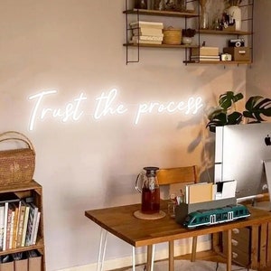 Confíe en el proceso: letrero de neón, texto iluminado con neón LED, frase optimista e inspiradora iluminada con luces de neón para la oficina en casa
