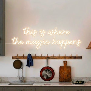 Letrero de neón: aquí es donde sucede la magia: luces de neón LED colgantes para decoración de pared, frase divertida para mejorar el estado de ánimo, lámpara de pared de cocina