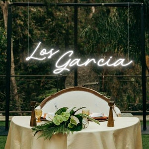 Spanischer Familienname in Neonlicht - Personalisiertes Led-Neon-Schild zur Hochzeit, Nachname Schilder für Fotos Kulisse, Eleganter Stil