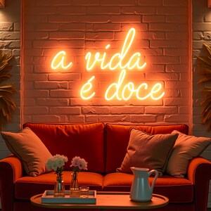 A Vida É Doce - Luz de neón LED, brillo cálido con frase en portugués que celebra la dulzura de la vida, ideal para cafeterías acogedoras, panaderías y ambientes hogareños
