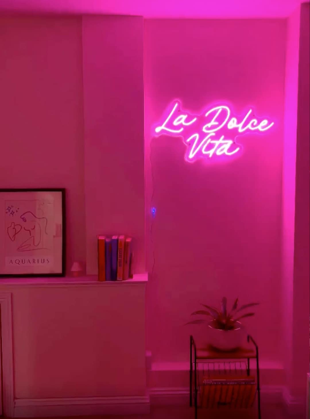La Dolce Vita in Neon Lights Pink LED Illuminated Text Sign Etsy 日本