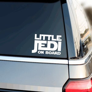 Naklejka na samochód Little Jedi On Board | Naklejka na samochód Star Wars | Dziecko na pokładzie | Prezent dla noworodka | Prezent na baby shower | Mandalorian | Naklejka na pojazd