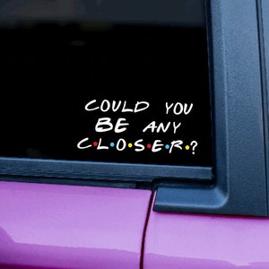 Vrienden autosticker | Op vrienden geïnspireerde autosticker | Chandler Bing Citaten | Zou je dichterbij kunnen zijn? Bumpersticker | Geïnspireerd door grappige vrienden