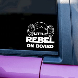 Naklejka Little Rebel On Board | Naklejka na pojazd | Inspirowane Gwiezdnymi Wojnami | Baby On Board | Księżniczka Leia | Mandalorian | Naklejka na samochód | Rebel Jedi