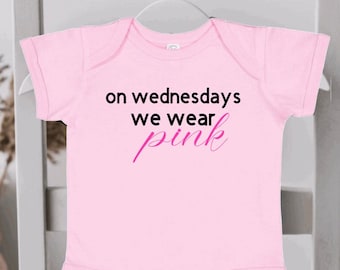 Mitwochs tragen wir Pink Onesie® | Rosa Shirt Tag | Mittlere Mädchen-Baby-Strampler | Mittlere Mädchen Baby Shirt | Pink mittlerer Baby Body