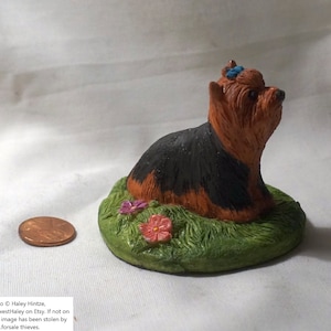 Figura original de MarvArt Charmstone - Yorkie I (Yorkshire Terrier), versión de base completa