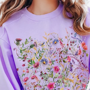 Vintage Pressed Flowers Sweatshirt, Boho Cottagecore Crewneck, Pastel Botanical Floral Pullover, Fairycore Oversized Wildflowers Sweatshirt