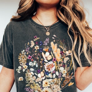 Pressed Flowers Comfort Colors Tshirt, Boho Wildflowers Cottagecore Shirt Vintage Botanical Tee Pastel Floral Nature Shirt Garden Lover Gift Pepper